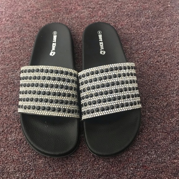 Silver and black slides - Picture 1 of 2